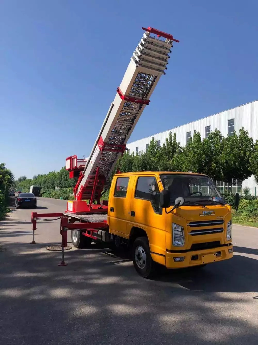 盐山县附近的云梯车出租服务：轻松解决高空作业需求